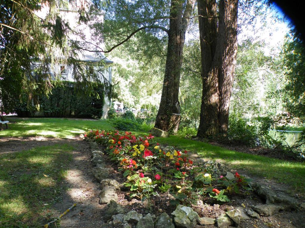 فندق Logis Le Moulin Fleuri Veigné المظهر الخارجي الصورة